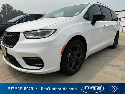 Used 2025 Chrysler Pacifica Limited FWD image 1