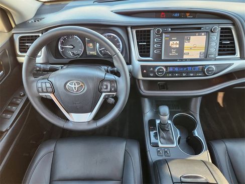 Used 2019 Toyota Highlander XLE image 27