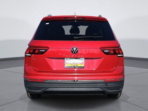 Used 2024 Volkswagen Tiguan SE w/ Panoramic Sunroof Package image 4
