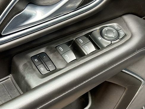 Used 2022 Chevrolet Suburban LT image 18