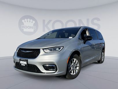 Used 2024 Chrysler Pacifica Touring-L