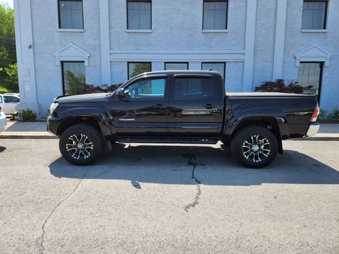 Used 2015 Toyota Tacoma 4x4 Double Cab w/ SR5 Package image 2