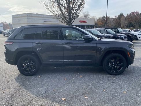 Used 2023 Jeep Grand Cherokee Altitude image 9