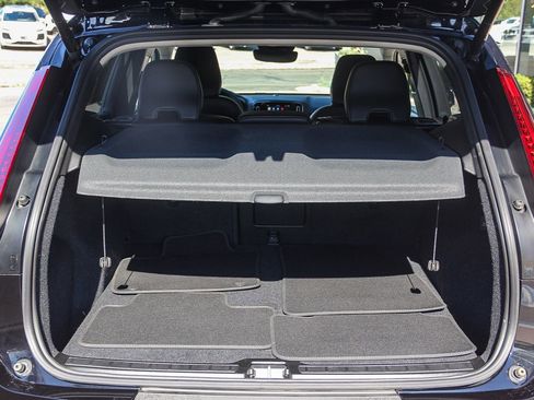 Used 2025 Volvo XC40 B5 Plus image 23