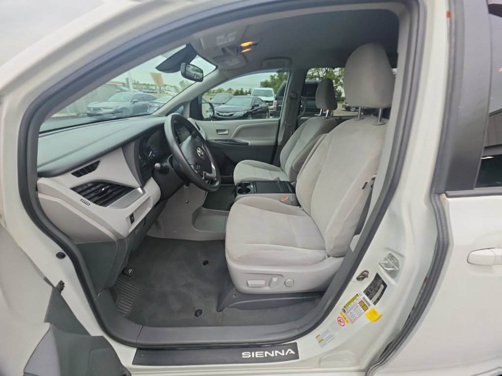 Used 2019 Toyota Sienna LE AWD/4WD image 12