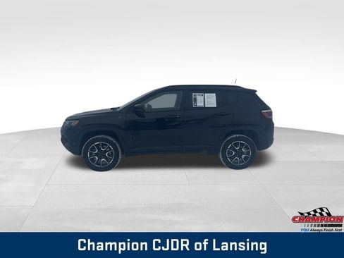Used 2025 Jeep Compass Trailhawk image 2