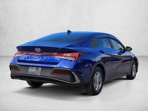 Used 2024 Hyundai Elantra SE FWD image 5