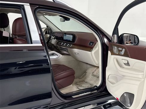 Used 2024 Mercedes-Benz Maybach GLS 600 4MATIC image 39