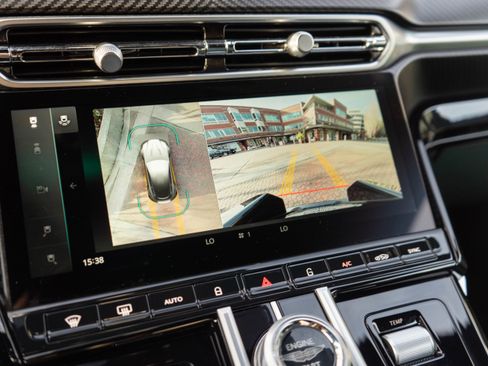 Used 2025 Aston Martin V8 Vantage Coupe image 19