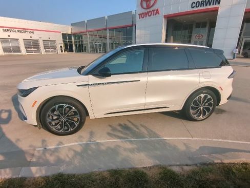 Used 2025 Lincoln Nautilus Reserve AWD/4WD image 10