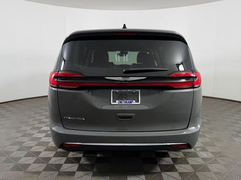 Used 2023 Chrysler Pacifica Touring-L FWD image 7