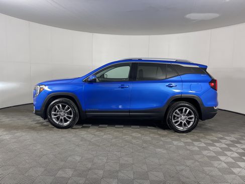 Used 2024 GMC Terrain SLT image 3