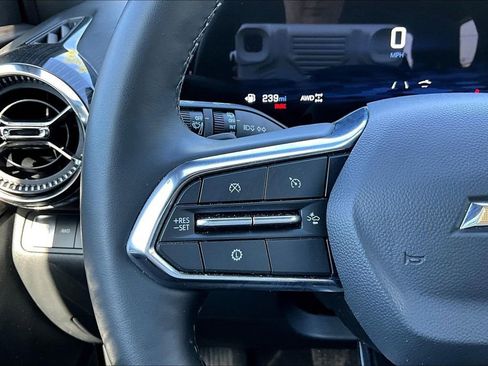 Used 2025 Chevrolet Equinox LT AWD/4WD image 12