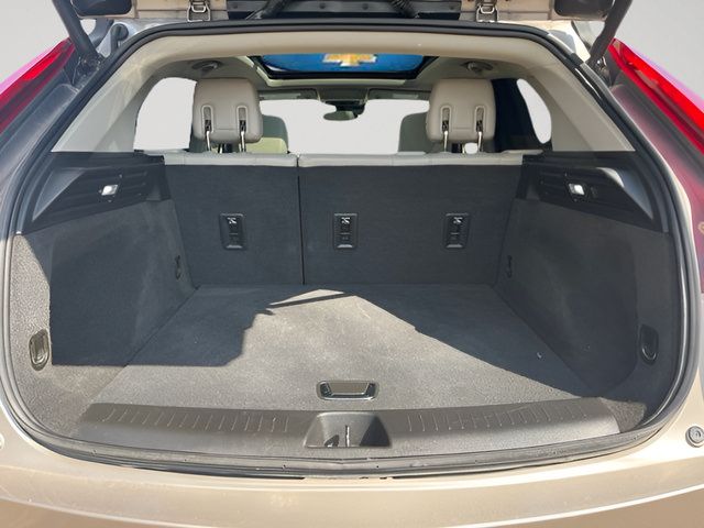 Used 2023 Cadillac XT4 Luxury w/ Cold Weather Package FWD image 7