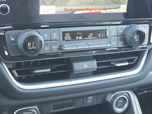 Used 2025 Toyota Grand Highlander XLE image 24