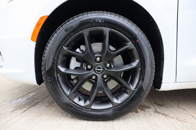 New 2026 Chrysler Pacifica Select AWD/4WD image 29