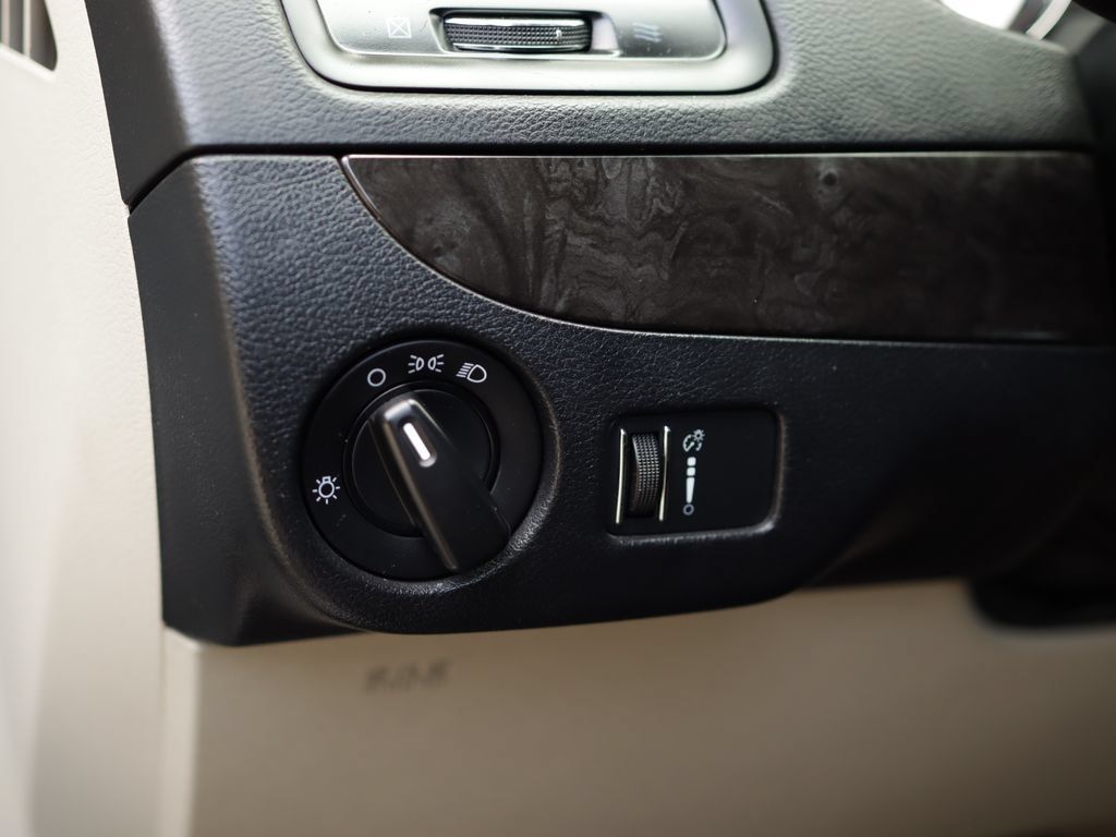 Used 2016 Dodge Grand Caravan American Value Package FWD image 10