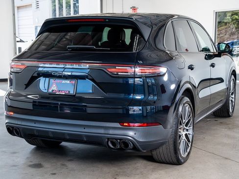 Used 2022 Porsche Cayenne Platinum Edition image 6