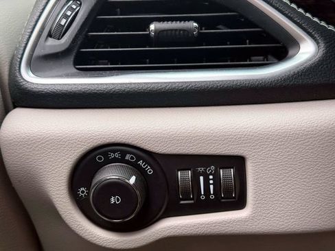 Used 2022 Chrysler Pacifica Limited FWD image 23