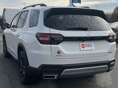 New 2025 Honda Pilot Touring image 3