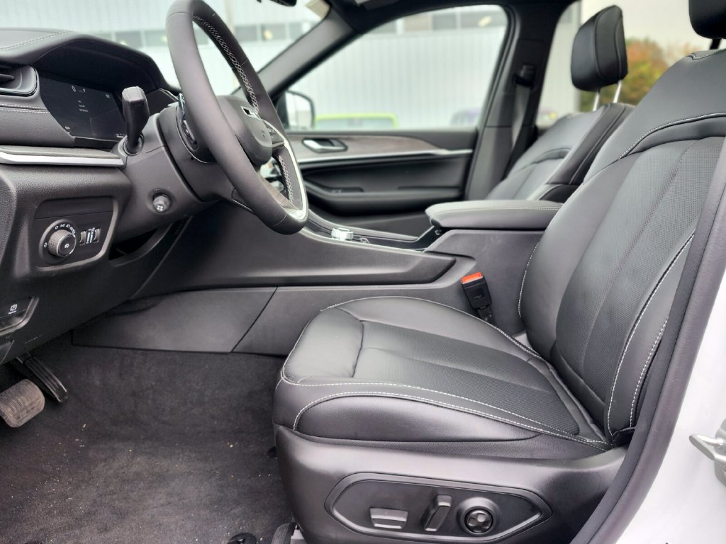 New 2026 Jeep Grand Cherokee Limited AWD/4WD image 18