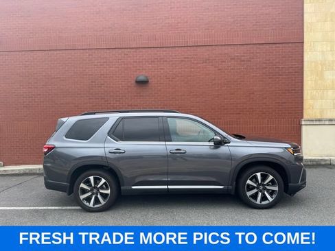 Used 2025 Honda Pilot Touring image 1