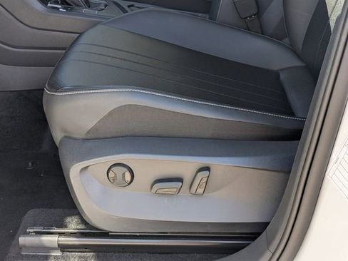 Used 2024 Volkswagen Tiguan SE image 16