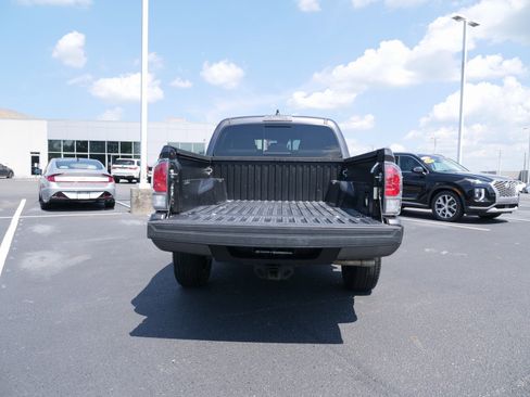 Used 2022 Toyota Tacoma TRD Sport image 4