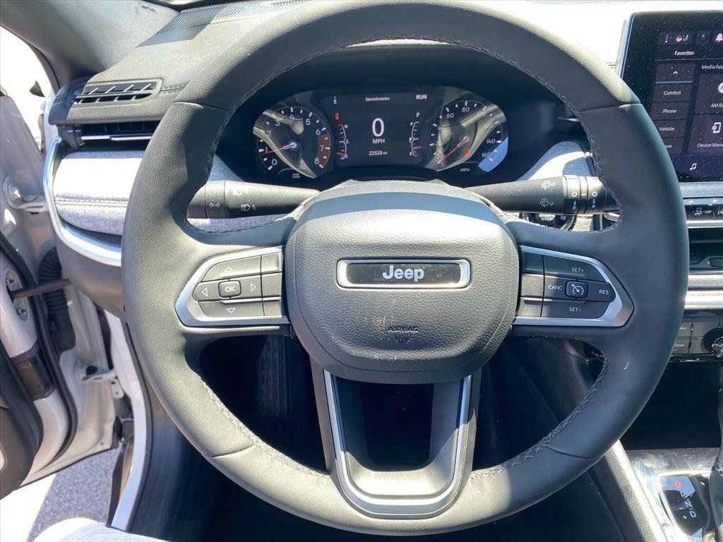 Used 2023 Jeep Compass Latitude AWD/4WD image 10