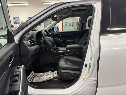 Used 2022 Toyota Highlander XLE image 6