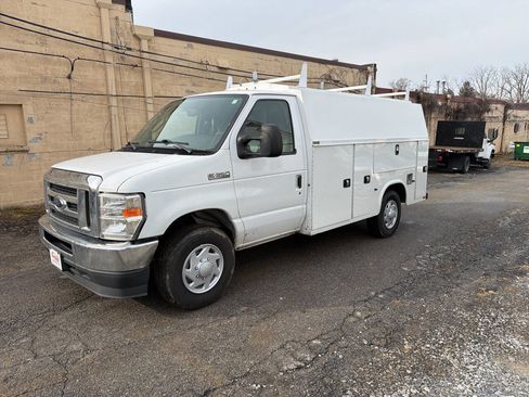 Used 2022 Ford E-350 and Econoline 350 Super Duty w/ Power Windows & Locks Group image 2