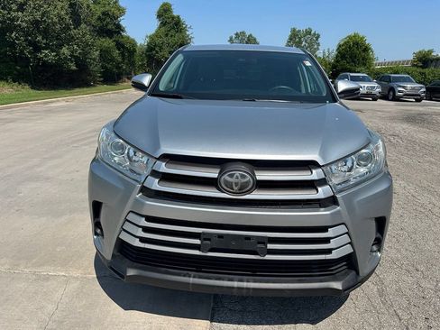 Used 2019 Toyota Highlander LE AWD/4WD image 2
