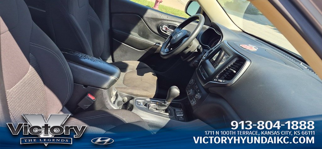Used 2019 Jeep Cherokee Latitude w/ Popular Appearance Group FWD image 8