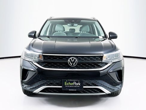 Used 2022 Volkswagen Taos SE w/ Driver Assistance Package image 2