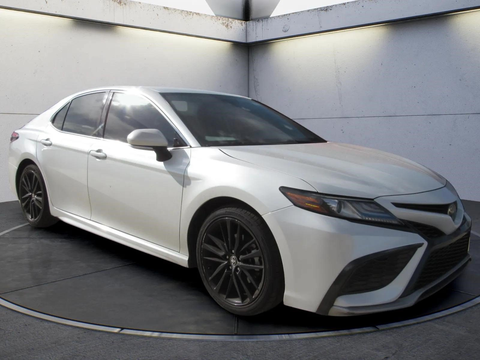 Used 2022 Toyota Camry XSE w/ Carpet Mat Package (TMS) FWD image 2