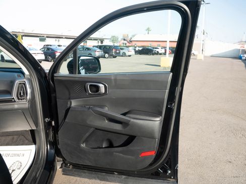 Used 2024 Kia Sorento S image 33