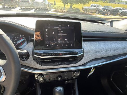 Used 2025 Jeep Compass Latitude image 31