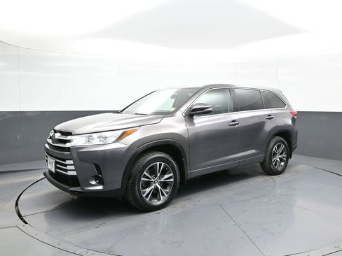 Used 2017 Toyota Highlander LE image 10