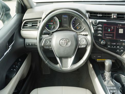 Used 2020 Toyota Camry SE w/ Sunroof Package image 15