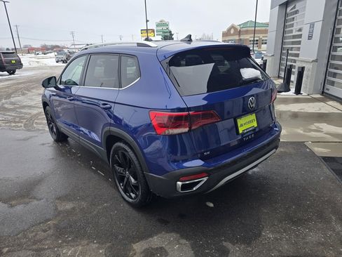 Used 2022 Volkswagen Taos SE w/ Panoramic Sunroof Package image 3