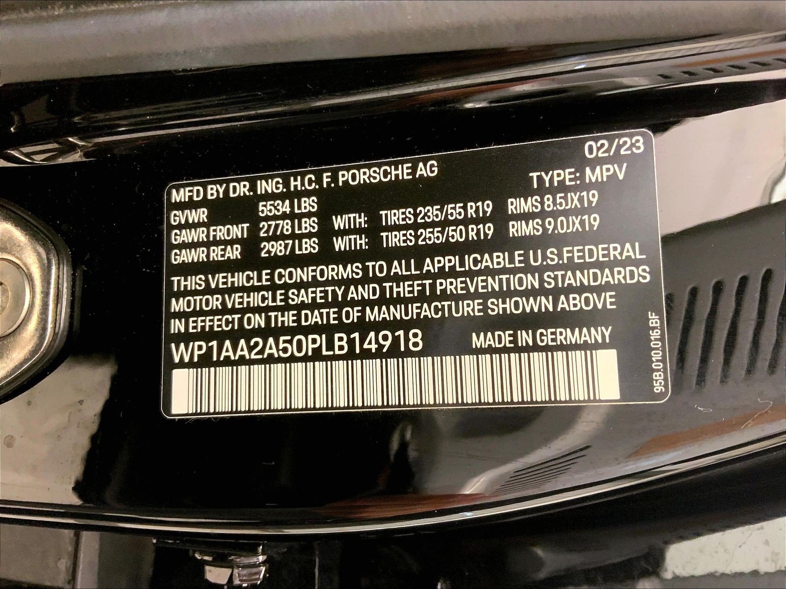 Certified 2023 Porsche Macan AWD/4WD image 33