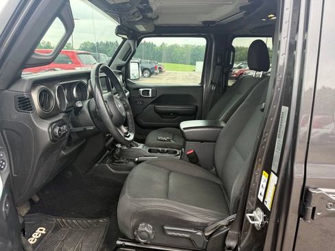 Used 2019 Jeep Wrangler Unlimited Sport S AWD/4WD image 3