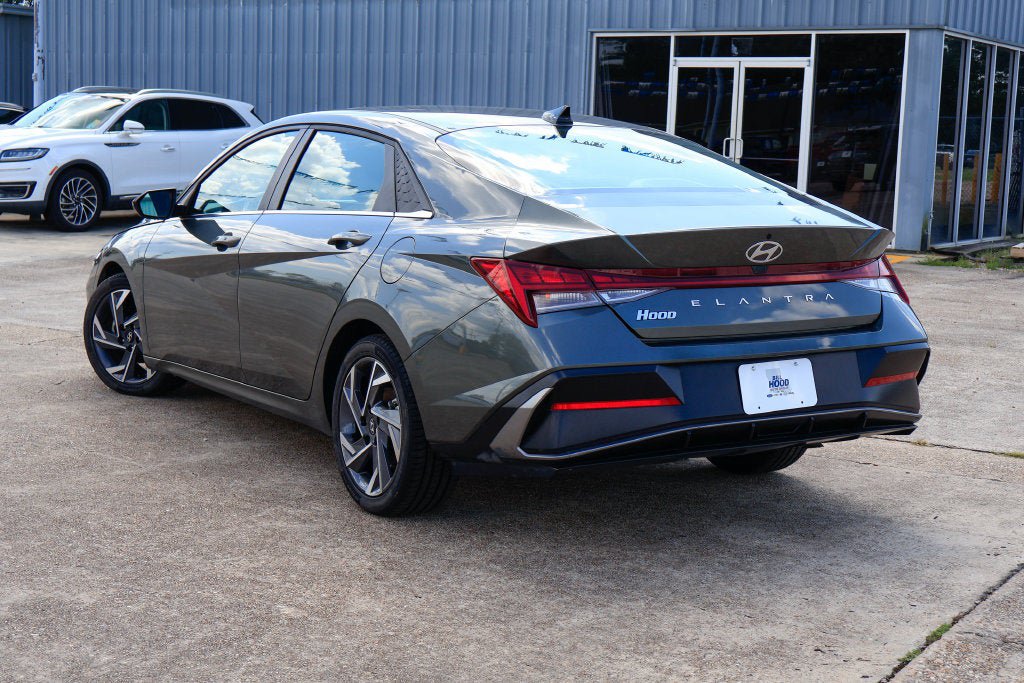 Used 2025 Hyundai Elantra SEL FWD image 2