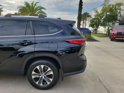 Used 2023 Toyota Highlander XLE FWD image 4