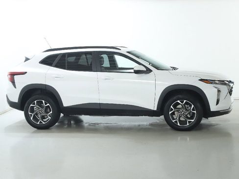 Used 2025 Chevrolet Trax LT w/ LT Convenience Package image 11