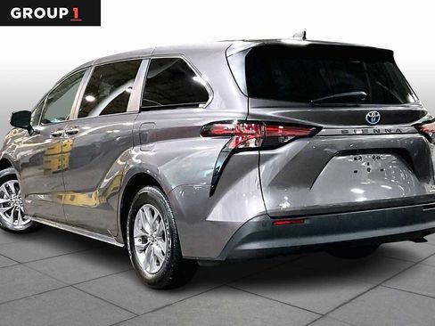 Certified 2021 Toyota Sienna XLE image 12