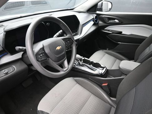 Used 2025 Chevrolet Trax LT FWD image 19