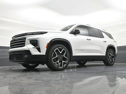 Used 2025 Chevrolet Traverse High Country FWD image 25
