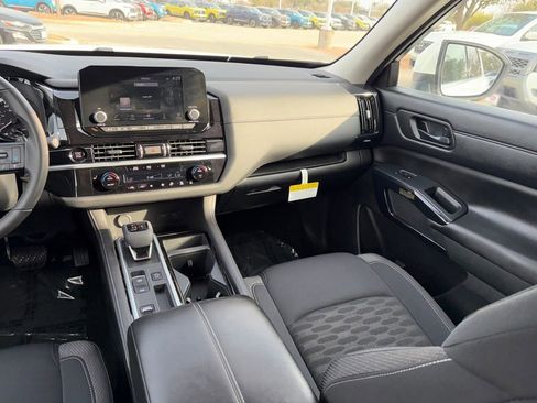 Used 2025 Nissan Pathfinder SV image 23