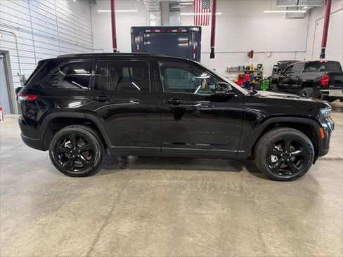 Certified 2025 Jeep Grand Cherokee Limited w/ Luxury Tech Group II image 4